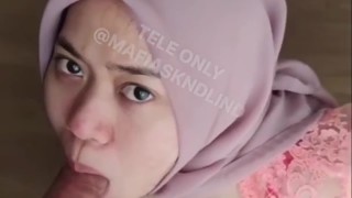 Cewek Jilbab Cantik Viral Nyepong Lahap Banget